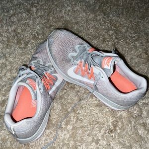 Nikes ZOOM WINFLO 5 running shoes. Size 10 in women
